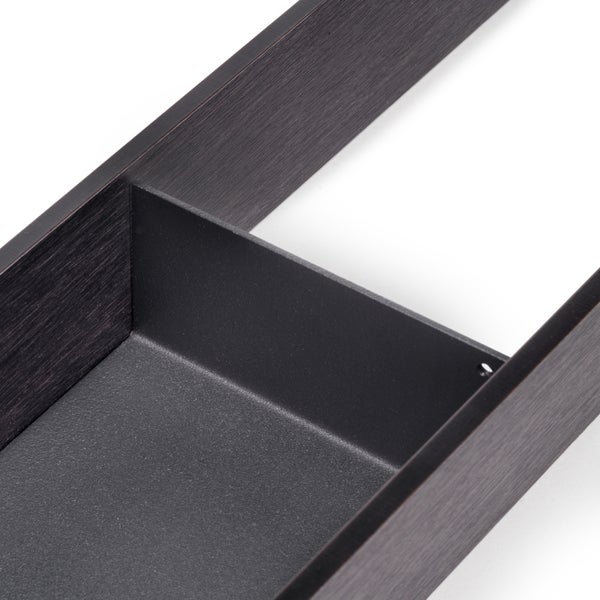 Detailaufnahme eines Metallprofils mit gebürsteter Oberfläche und matter Innenseite.