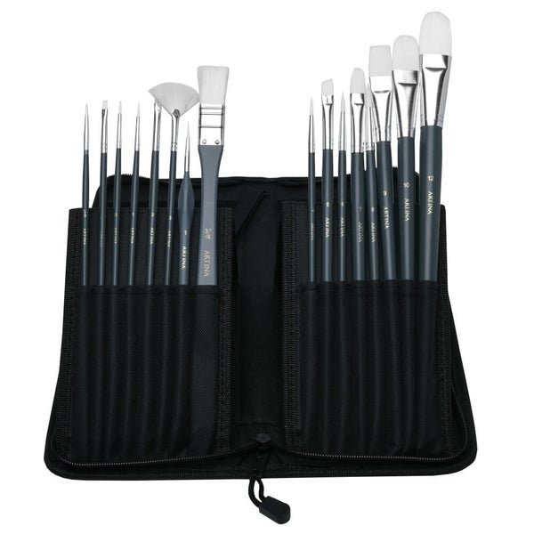 Pinselset mit verschiedenen Pinseln in einer schwarzen Tasche