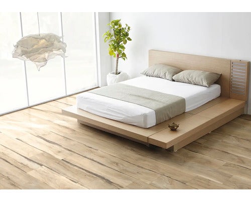 Schlafzimmer mit Doppelbett, Stehlampe und Zimmerpflanze