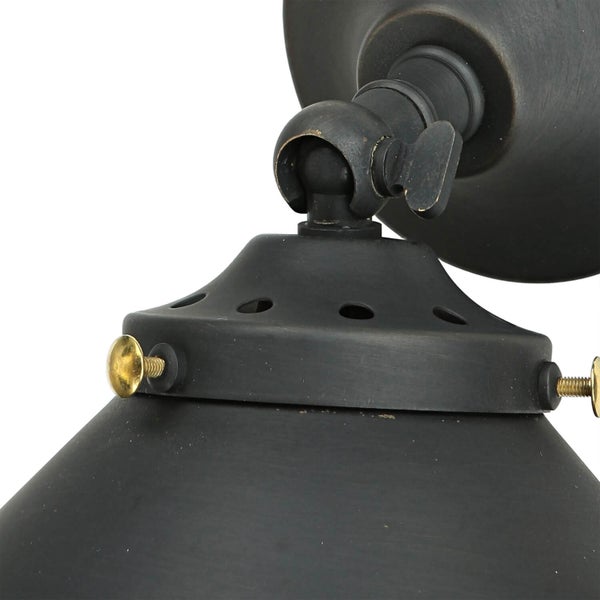 Detailaufnahme einer schwarzen Wandleuchte mit verstellbarem Gelenk.