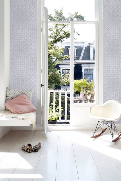 Heller Raum mit gemusterter Tapete, Sitzgelegenheit am Fenster und Blick auf einen Balkon