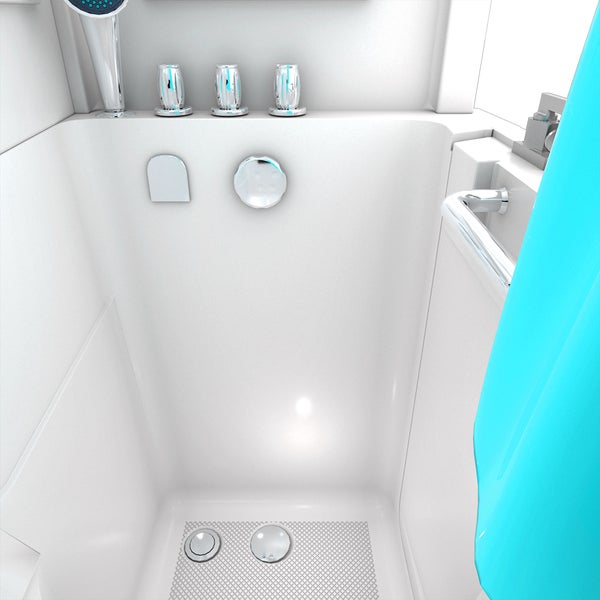 Weiße Sitzbadewanne mit verchromten Armaturen, einem Haltegriff und rutschfestem Boden.