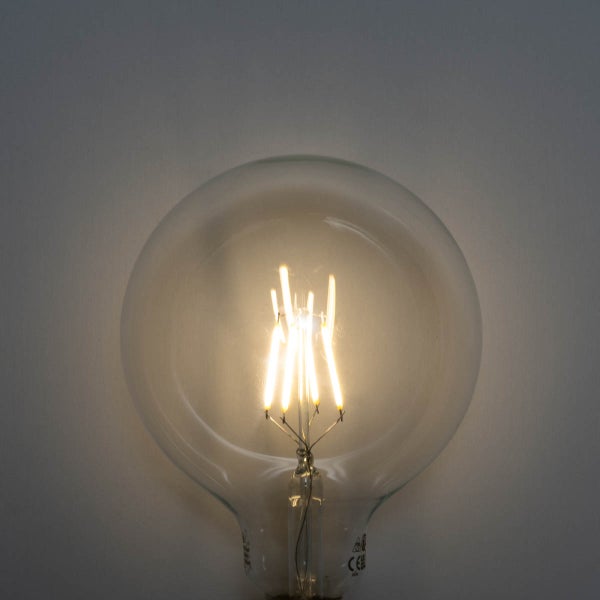 Leuchtendes LED-Leuchtmittel in Globeform mit klarem Glas und sichtbaren Filamenten.