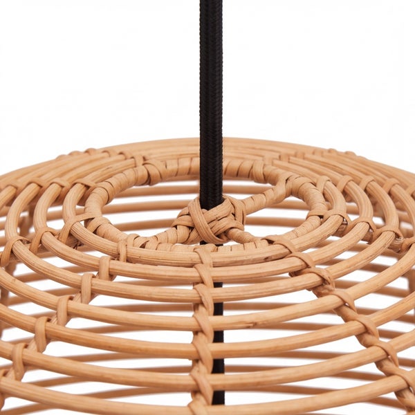 Hängelampe aus Rattan mit textilverkleidetem Kabel im Detail