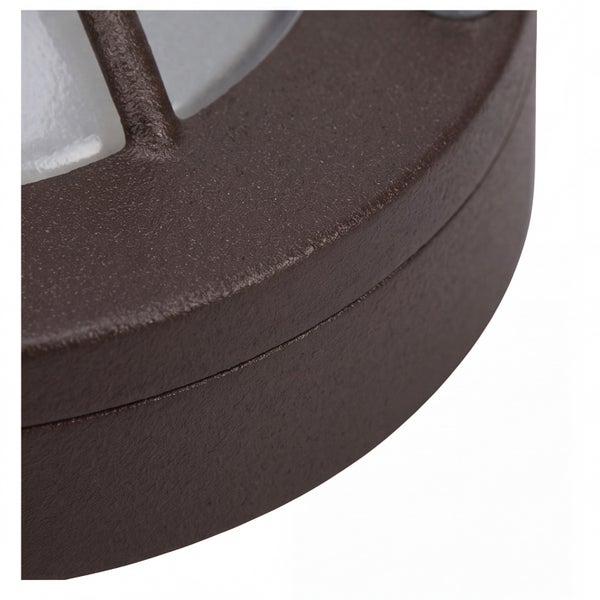 Nahaufnahme einer Außenleuchte aus dunkel strukturiertem Metall mit weißem Diffusor und Schutzgitter.