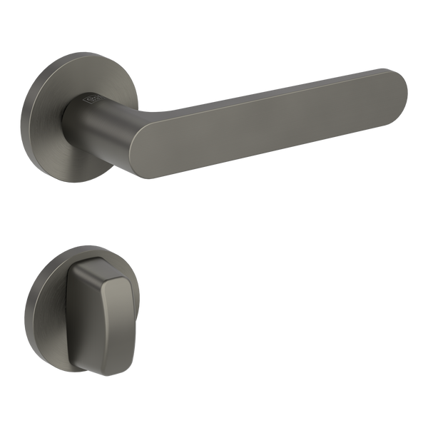 Griffwerk Logo auf einer Türdrücker-Garnitur für Toilettentüren aus gebürstetem Metall mit Rundrosetten und flachem Griffdesign.