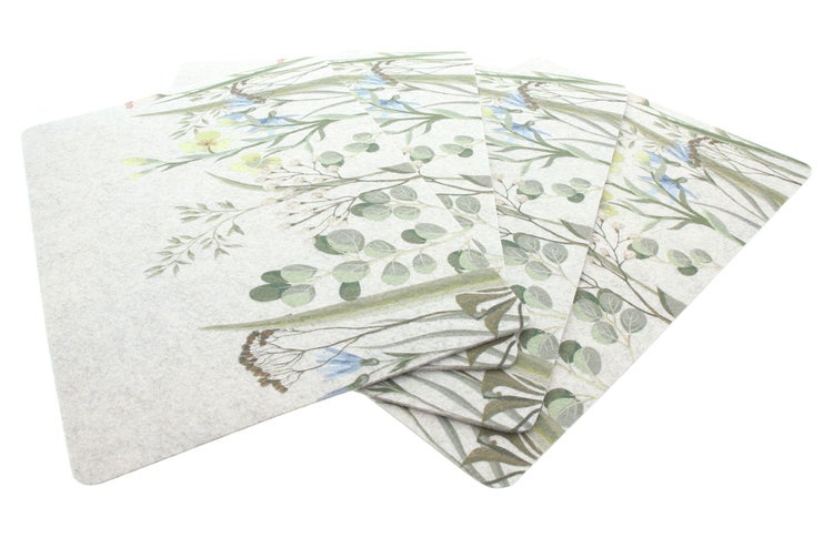 Mehrere Tischsets mit floralem Design