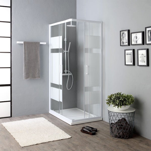 Duschkabine mit Handtuch, Teppich und Dekoration im Badezimmer