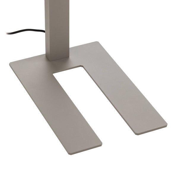 Grauer, quadratischer Standfuß einer Stehleuchte in U-Form aus mattem Metall mit schwarzem Kabel.