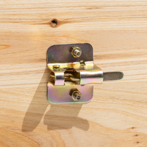 Metall-Schnappverschluss montiert auf einer Holzplatte mit zwei Sechskantmuttern.