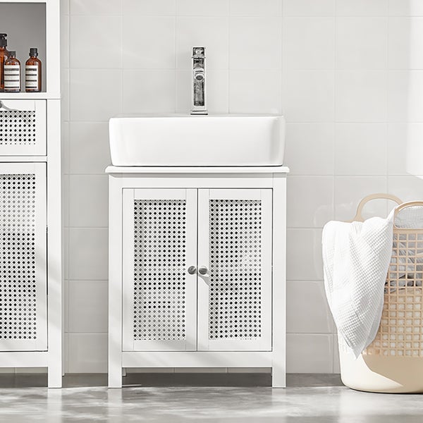 Badezimmer mit Waschbecken, Waschtischunterschrank und Wäschekorb