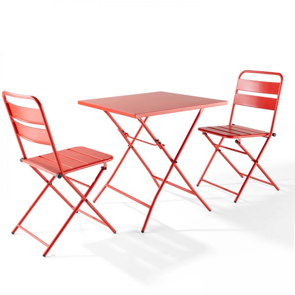Rotes Bistro-Set bestehend aus einem klappbaren Tisch und zwei klappbaren Stühlen aus Metall.