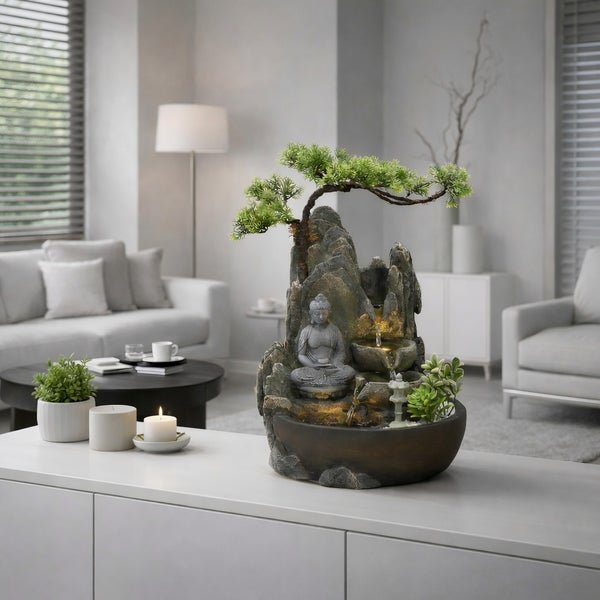 Dekorativer Zimmerbrunnen mit Buddha-Figur und Bonsai-Baum auf einem Sideboard in einem hellen Wohnzimmer.