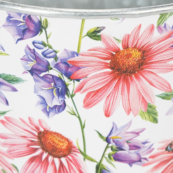 Detailansicht eines Pflanztopfs mit floralem Muster aus rosa Sonnenhut und violetten Glockenblumen.