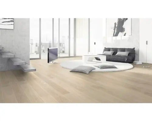 Heller Wohnraum mit Holzboden, Treppe, Fernseher, Sofa, Tisch und Teppich