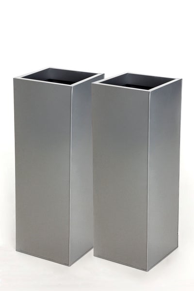 Zwei hohe quadratische Pflanzgefäße in metallisch-grauer Optik.