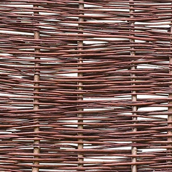 Detailansicht eines Flechtzauns aus Naturmaterialien.