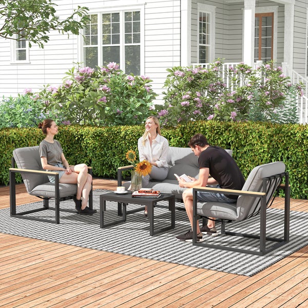 Modernes Garten-Lounge-Set aus Metall mit Holz-Armlehnen, grauen Polstern und Couchtisch auf einer hellen Holzterrasse im Garten.