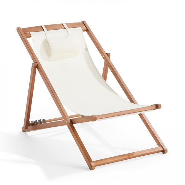 Klappbarer Liegestuhl aus Eukalyptusholz mit weißem Stoffbezug und integriertem Kopfkissen.