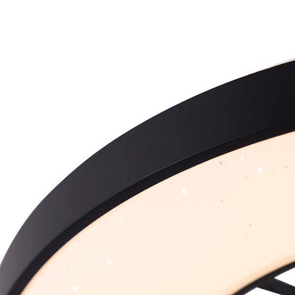 Detailansicht einer Deckenleuchte mit schwarzem Rahmen und Diffusor mit Sternenhimmel-Effekt.