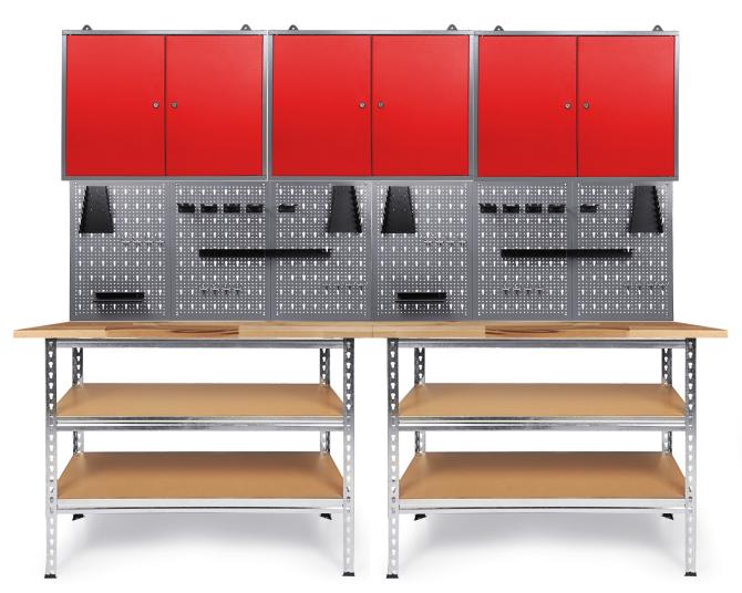 Werkbank mit rotem Schrank, Lochwand und Regalen für Werkstattorganisation