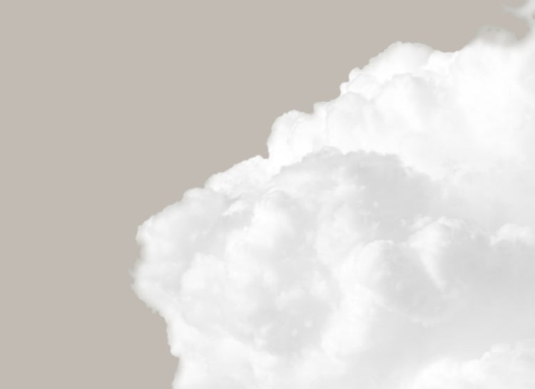 Große, bauschige weiße Wolke.