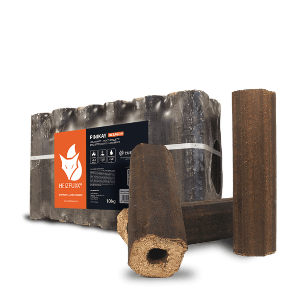 Heizfuxx PiniKay Octagon Holzbriketts im 10 Kilogramm Paket mit drei einzelnen achteckigen Briketts davor.