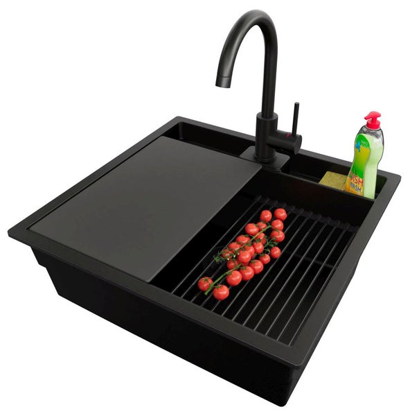 Schwarzes Spülbecken mit Abtropfgestell, Schneidebrett, Spülmittel und Wasserhahn