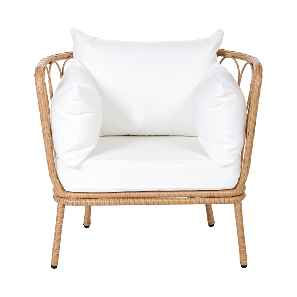 Loungesessel aus Geflecht mit weißen Sitz- und Rückenkissen für den Garten.