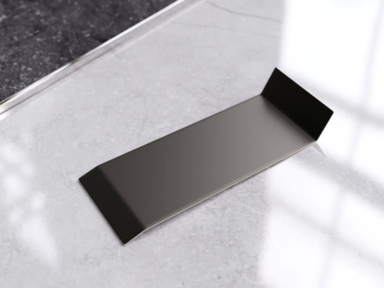 Schwarze Ablageschale aus Metall auf einem Waschtisch