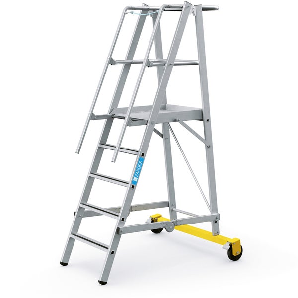 Zarges Fahrgerüst mit Plattform und Leiter.