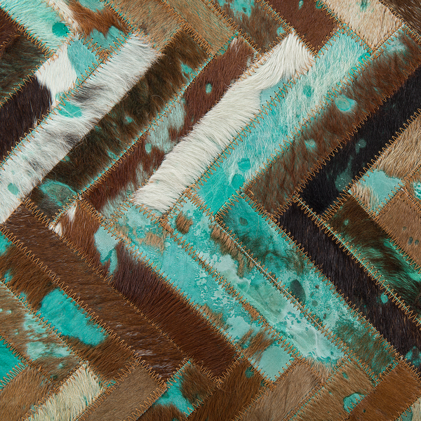 Strukturansicht eines Patchwork Teppichs aus Fell in diagonalem Muster mit Zickzacknaht