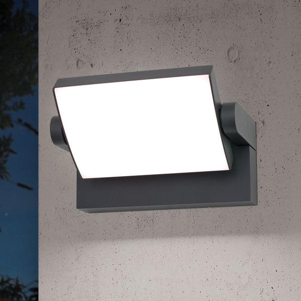 Moderne LED-Außenwandleuchte in Anthrazit, schwenkbarer Strahler an einer Betonwand montiert.