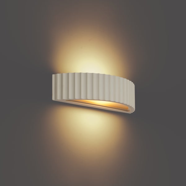 Wandleuchte mit gerippter Oberfläche