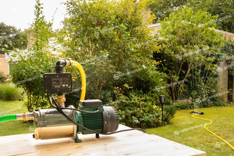 Garten mit Wasserpumpe und Steuerung auf Holztisch