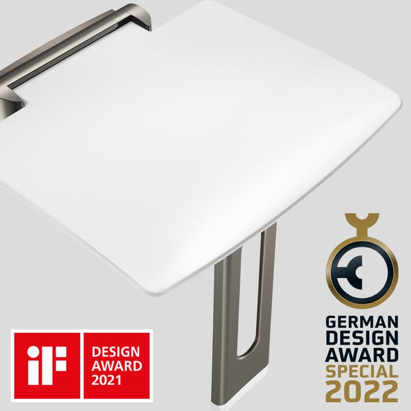 Barrierefreier Duschklappsitz in Weiß mit iF Design Award 2021 und German Design Award Special 2022.