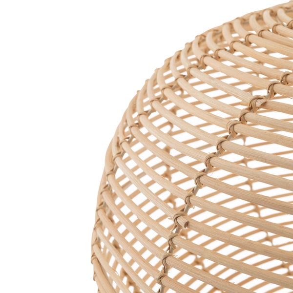 Nahaufnahme eines Lampenschirms aus geflochtenem Rattan mit Fokus auf die Webstruktur und das natürliche Material.