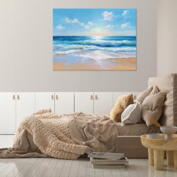 Gemütliches Schlafzimmer mit Gemälde einer Meereslandschaft über dem Bett