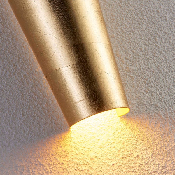Goldfarbene Wandleuchte gibt Licht ab