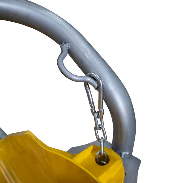 Detailansicht einer Halterung mit Kette und Haken