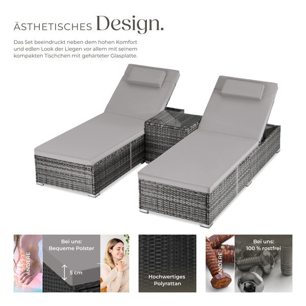 Set aus zwei Gartenliegen aus Polyrattan mit Beistelltisch inklusive Glasplatte, 5 Zentimeter dicken Polstern und rostfreien Komponenten.