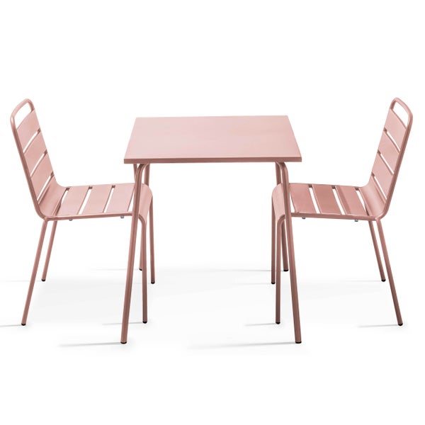 Dreiteiliges Balkonset aus Metall in Rosa mit einem quadratischen Tisch und zwei Stühlen in Lattenoptik.