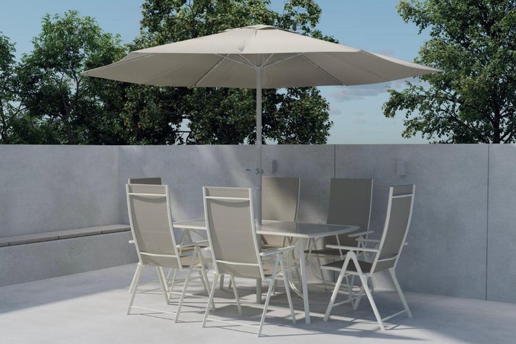 Modernes Gartenmöbel-Set auf einer Terrasse, bestehend aus Tisch, sechs Hochlehner-Klappstühlen und einem großen runden Sonnenschirm in Beige.