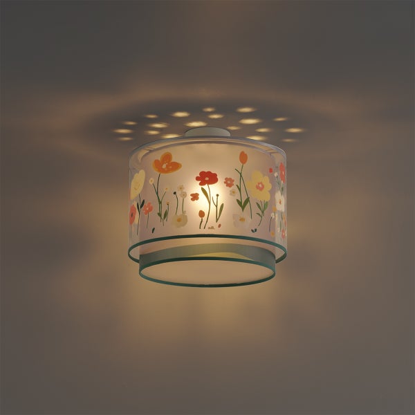 Deckenleuchte mit zweistufigem Textilschirm und bunten Blumenmotiven, eingeschaltet mit Lichteffekt an der Decke.