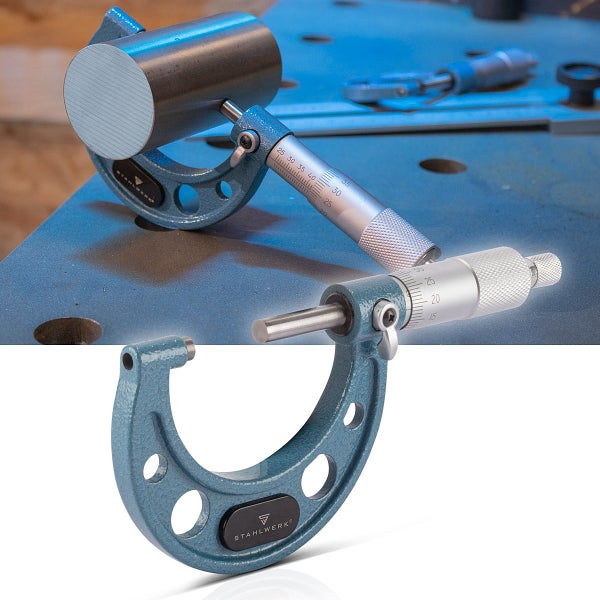 Bügelmessschraube von Stahlwerk zum präzisen Messen von Werkstücken, mit Skala und hammerschlagblauem Bügel.