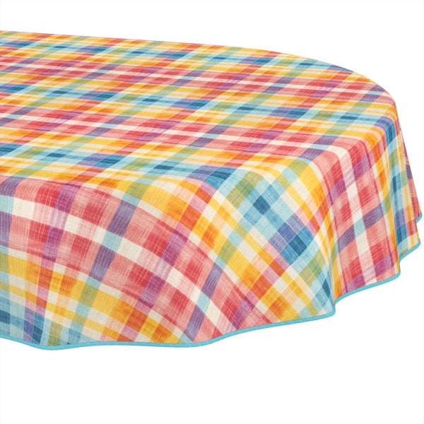 Ovale Tischdecke mit buntem Karomuster und hellblauem Saum.