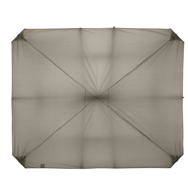 Geöffneter Werkzeugkoffer aus Aluminium mit rotem Werkzeugsortiment