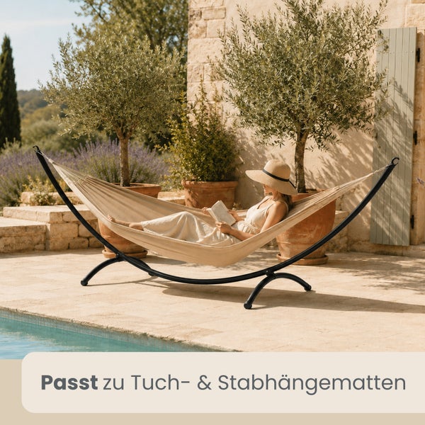 Schwarzes Hängemattengestell aus Metall mit Tuchhängematte auf einer hellen Terrasse am Pool, passend für Tuch- und Stabhängematten.