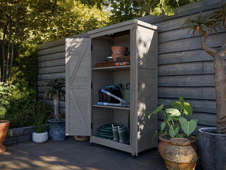 Moderner Gartenschrank aus Holz in Anthrazit mit geöffneten Doppeltüren, befüllt mit Gartengeräten wie Gießkanne, Astschere und Blumentöpfen.