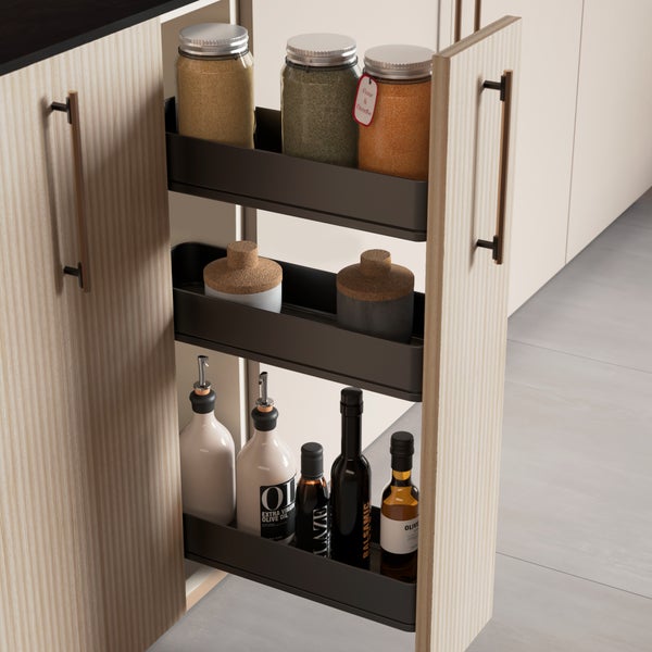 Ausziehbarer Unterschrank-Organizer mit drei Metall-Ablagen für Gewürze und Flaschen in einer modern organisierten Küche.